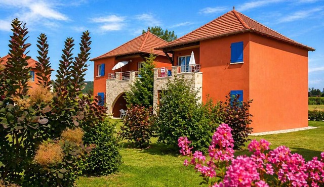 T3 chaleureux avec terrasse, piscine et parking