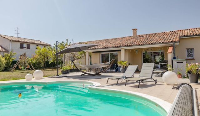 T6 air-conditioned family villa with swimming pool, garden, equipped fitness room