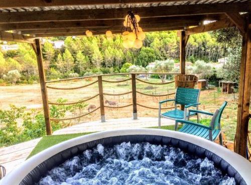 Un brin dfolies, bohème , nature, piscine chauffée de Pâques à Toussaint , spa , sauna, yoga ,massage