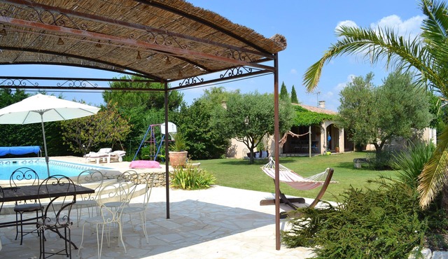 Vacances au Bord D'une Grande Piscine à L'ombre du Pool House et des Oliviers