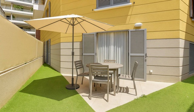 Very nice 2p at the port of Nice with large terrace, bright and quiet, near sea