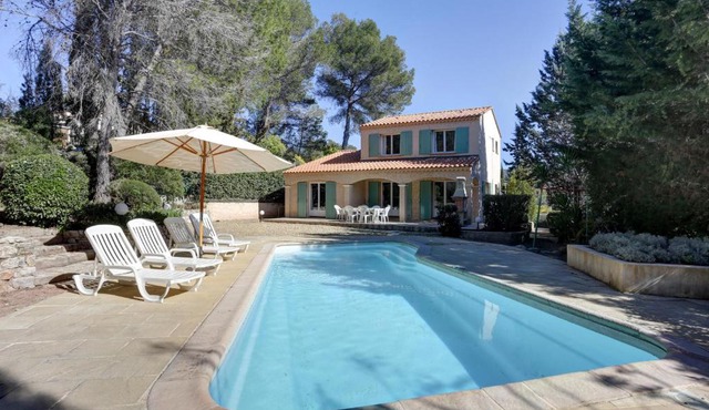 villa 8 pers, climatisée, piscine chauffée, un havre de paix sous les pins parasols