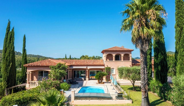 Villa between Provençal hills and Mediterranean sea