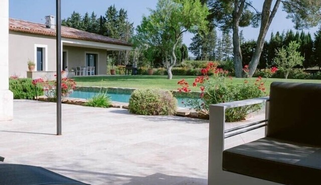 Villa des Amandiers, charming contemporary house at the foot of the Luberon mountains