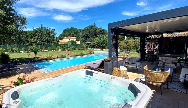 Villa CEZARI: air conditioning, pool, spa, massages, movie theater, billiards