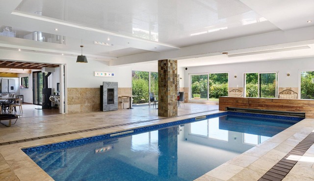 Villa "Lafamosia" with Indoor Pool and Jacuzzi