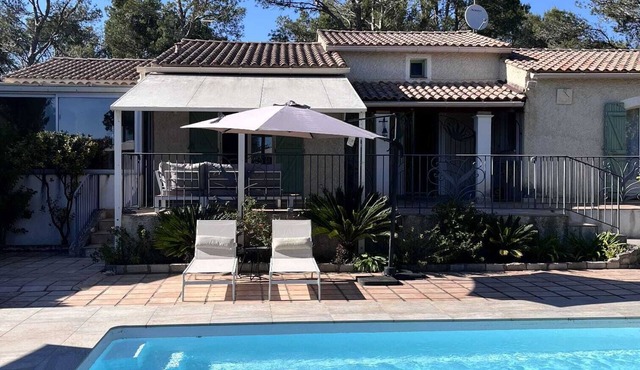 Villa with private pool, quiet location, 20 minutes from the beach