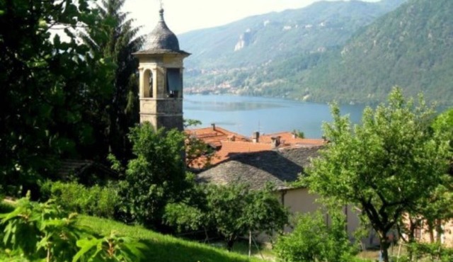 Villa with large private panoramic garden and superb view on lake Orta