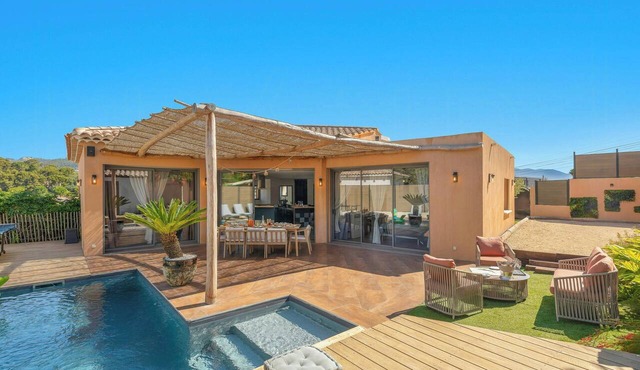 Villa with pool and summer kitchen