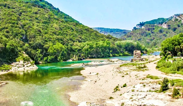 Welcome to this cozy vacation home in a wonderful location between Avignon and Nîmes.