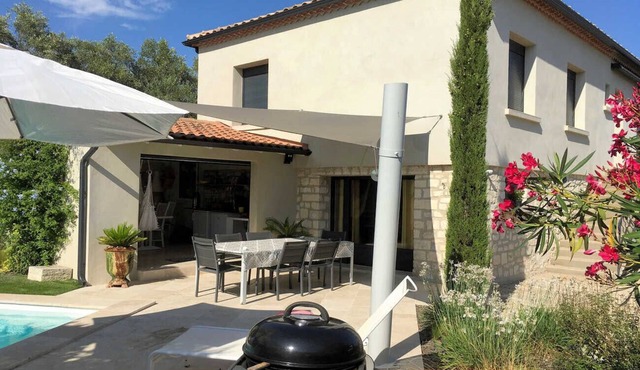 Well-equipped holiday villa near Avignon, heated countercurrent pool