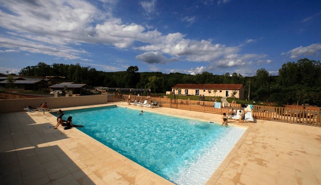 ZEcamping 3 étoiles chiens acceptés piscine chauffée à flanc de colline