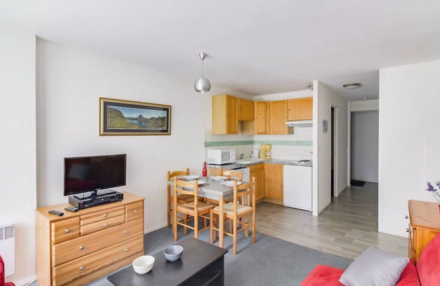 Cozy 1-Bedroom Apt for 5 with Balcony, Parking & Ski Access