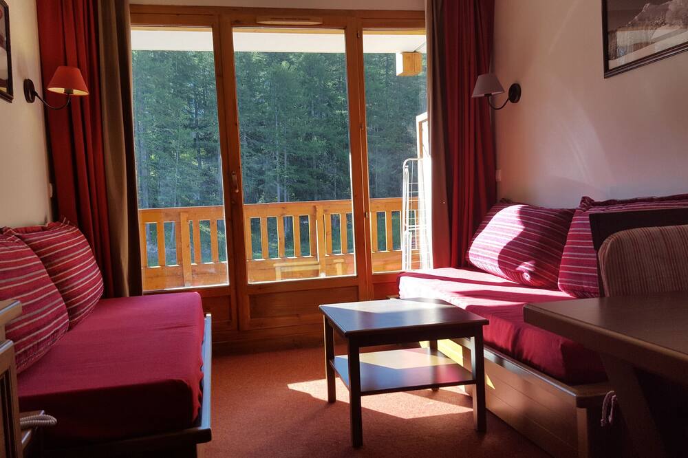 Les Claux Apartment | Apartment 'Appartement Vars Albane' with Mountain View, Shared Pool and Wi-Fi