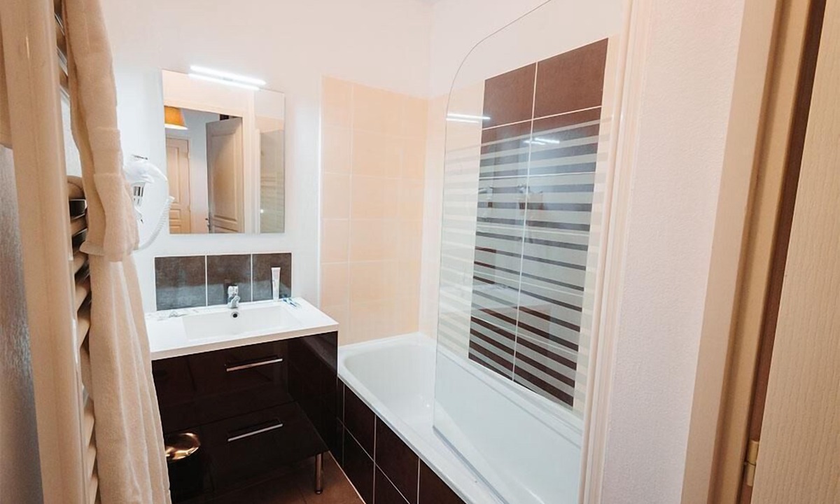 Ax-les-Thermes Apartment | Swimming pool, balcony, parking, tv, ski locker, 34m², Ax-Les-Thermes