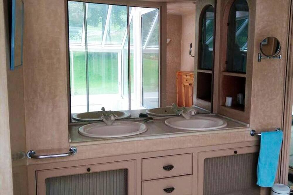 Photo of Bathroom in Jurancon