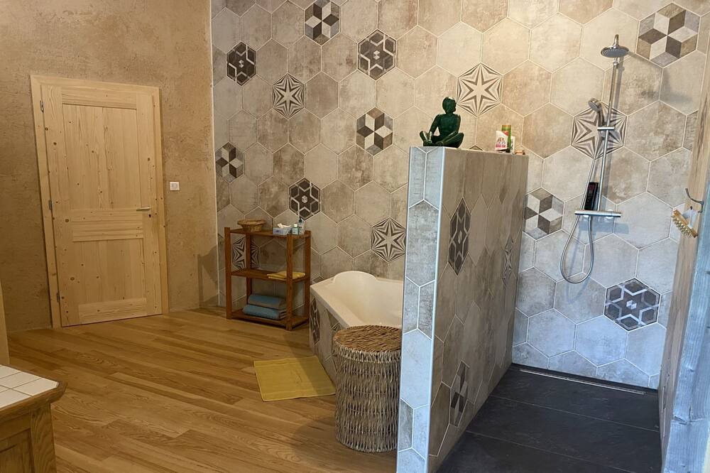 Photo of Bathroom in Denipaire