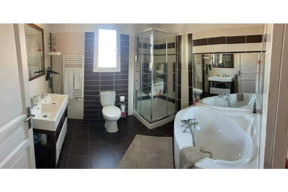 Photo of Bathroom in Beaucaire