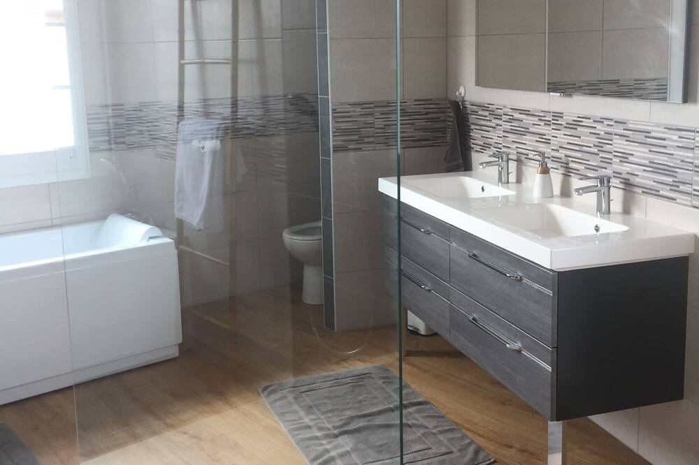 Photo of Bathroom in Cramant