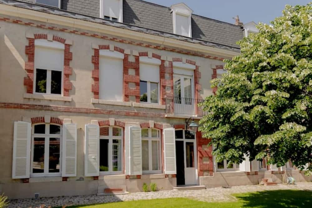 Photo of Outdoor in Coutures