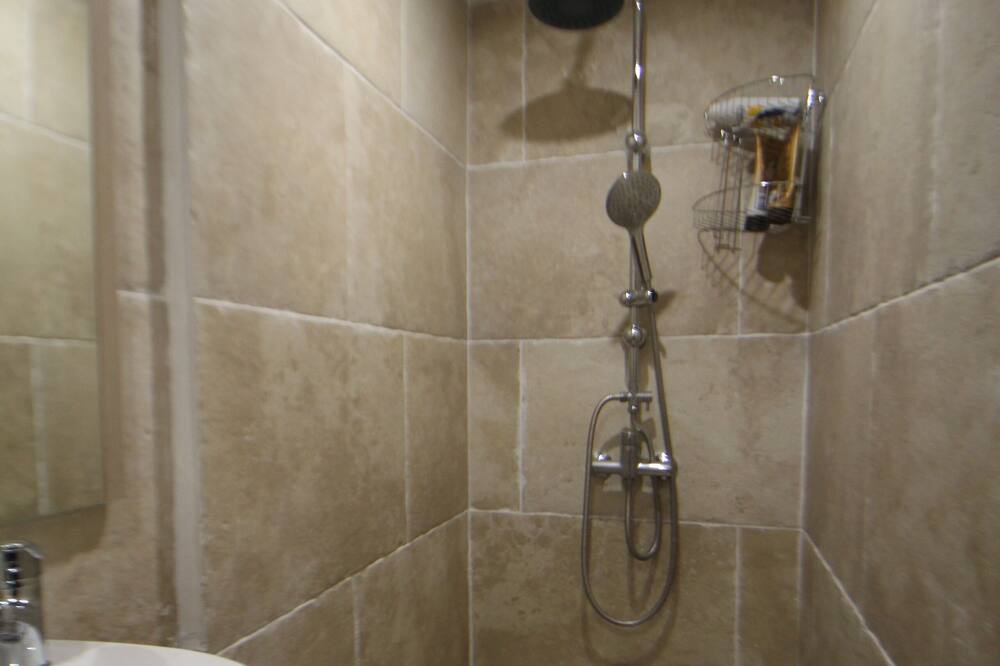 Photo of Bathroom in Remoulins