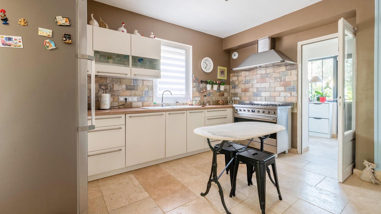 Photo of Kitchen in Jonquieres-Saint-Vincent