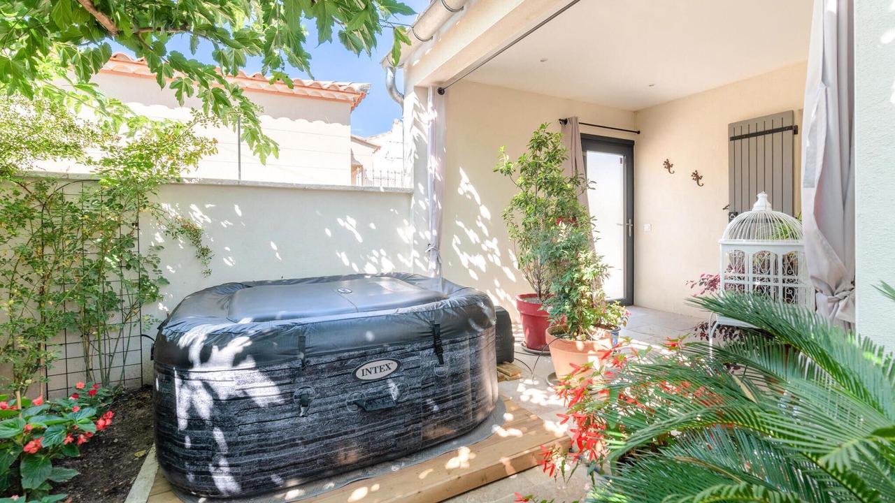 Photo of Patio Balcony in Jonquieres-Saint-Vincent
