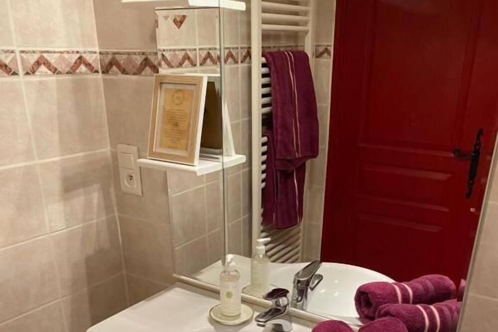 Photo of Bathroom in Couvignon