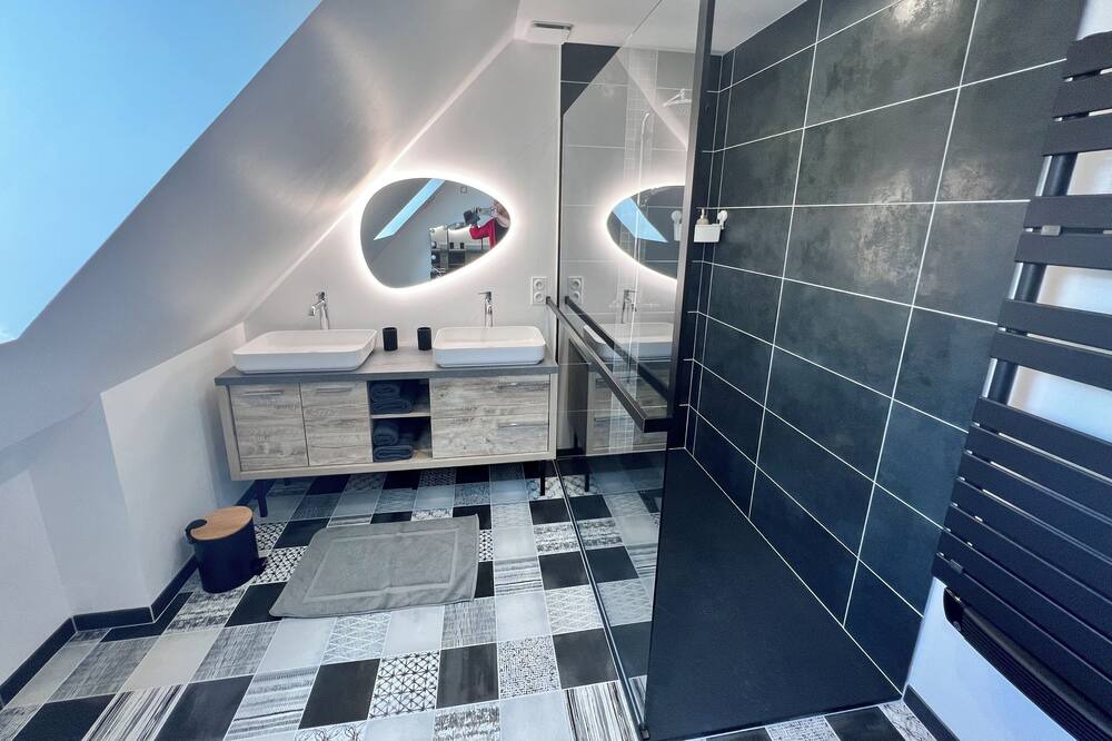 Photo of Bathroom in Henon
