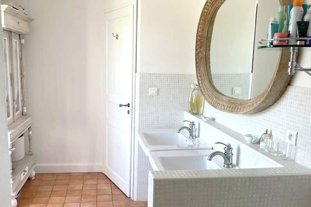 Photo of Bathroom in Ploubalay