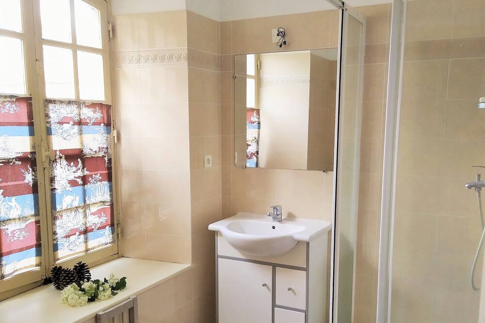 Photo of Bathroom in Braux-Sainte-Cohiere