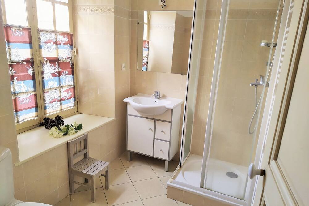 Photo of Bathroom in Braux-Sainte-Cohiere