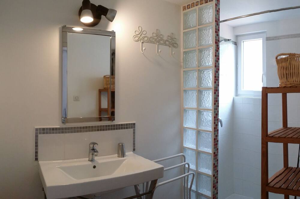 Photo of Bathroom in Droyes