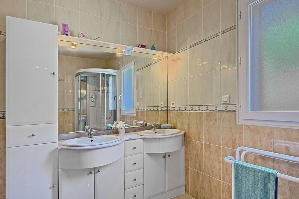 Photo of Bathroom in Ploubezre