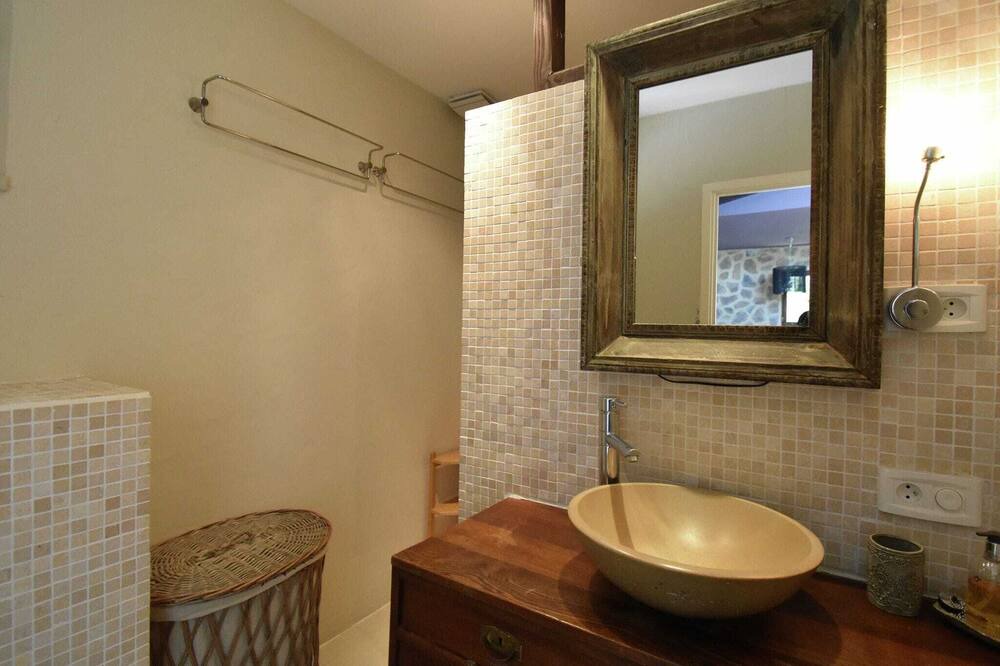 Photo of Bathroom in Belvezet