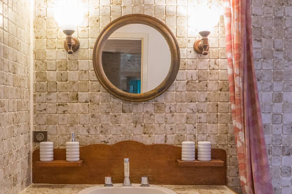Photo of Bathroom in Cahors