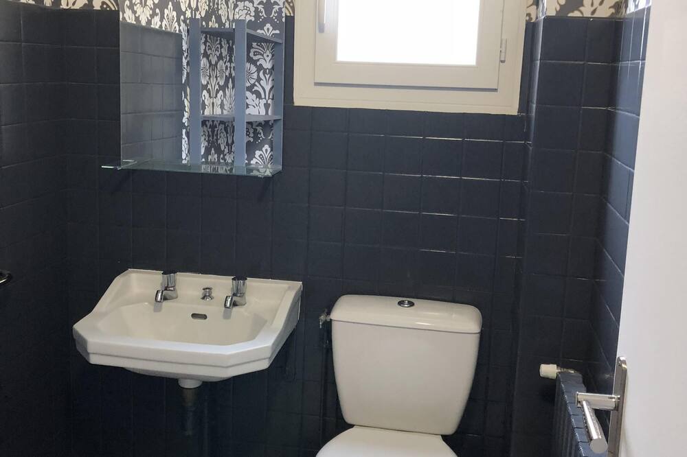 Photo of Bathroom in Dinan