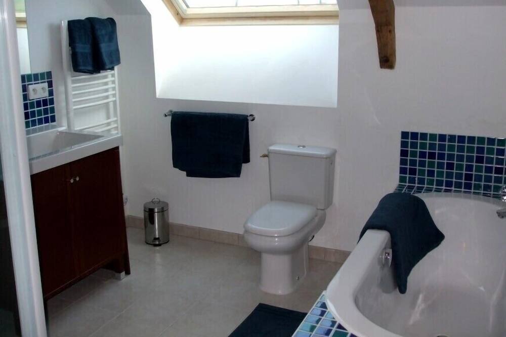 Photo of Bathroom in Plemet