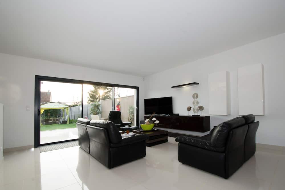 Photo of Livingroom in Ay