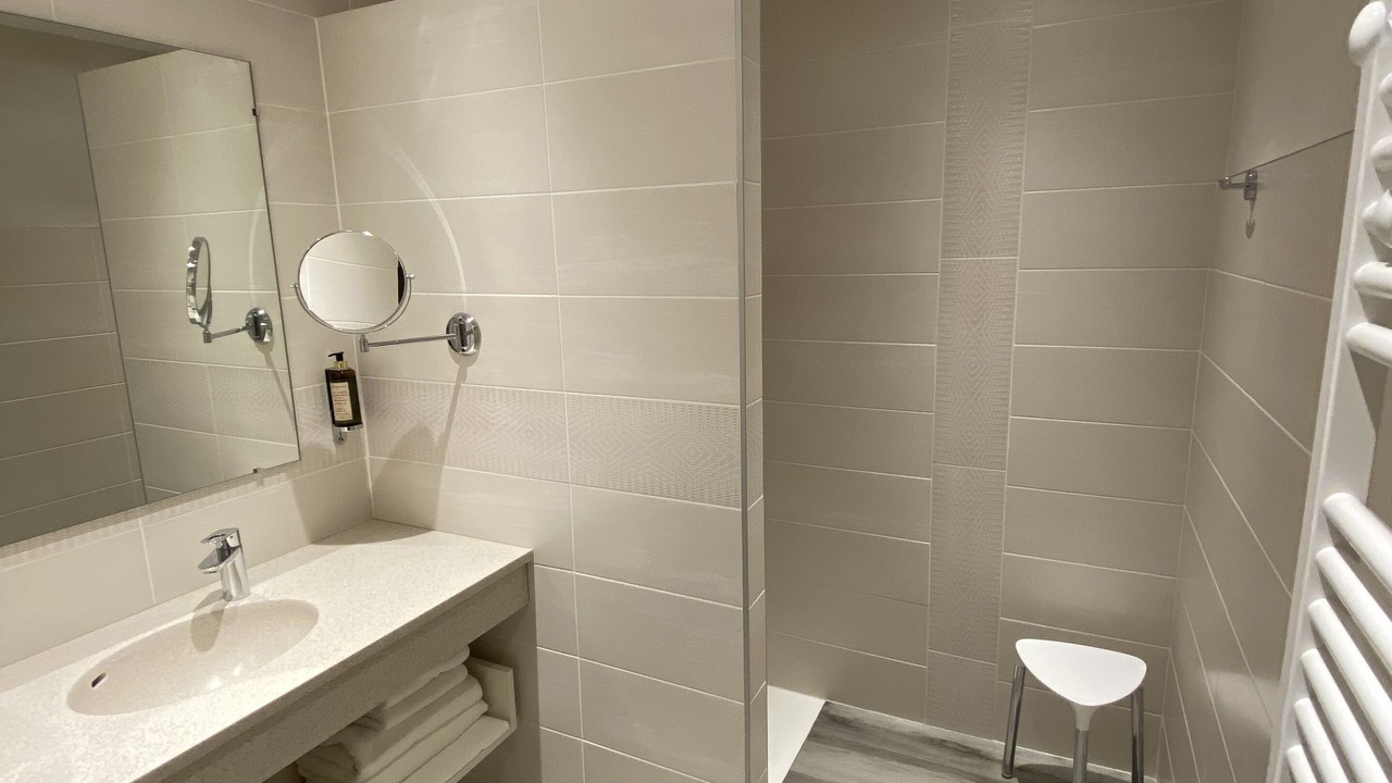 Photo of Bathroom in Magnant