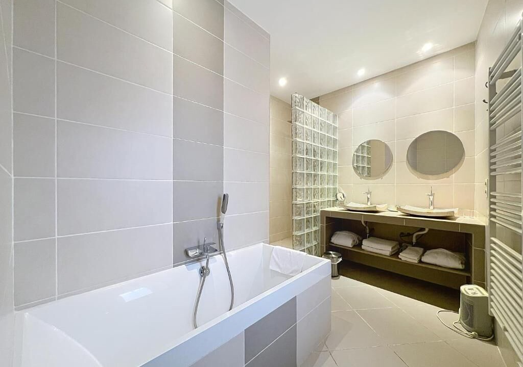 Photo of Bathroom in Collias