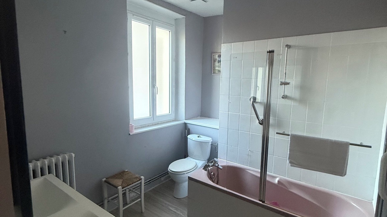 Photo of Bathroom in Malay-le-Petit