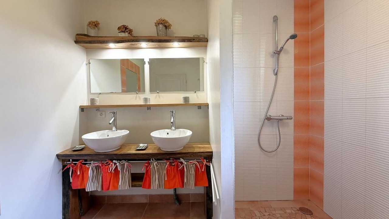 Photo of Bathroom in Lys