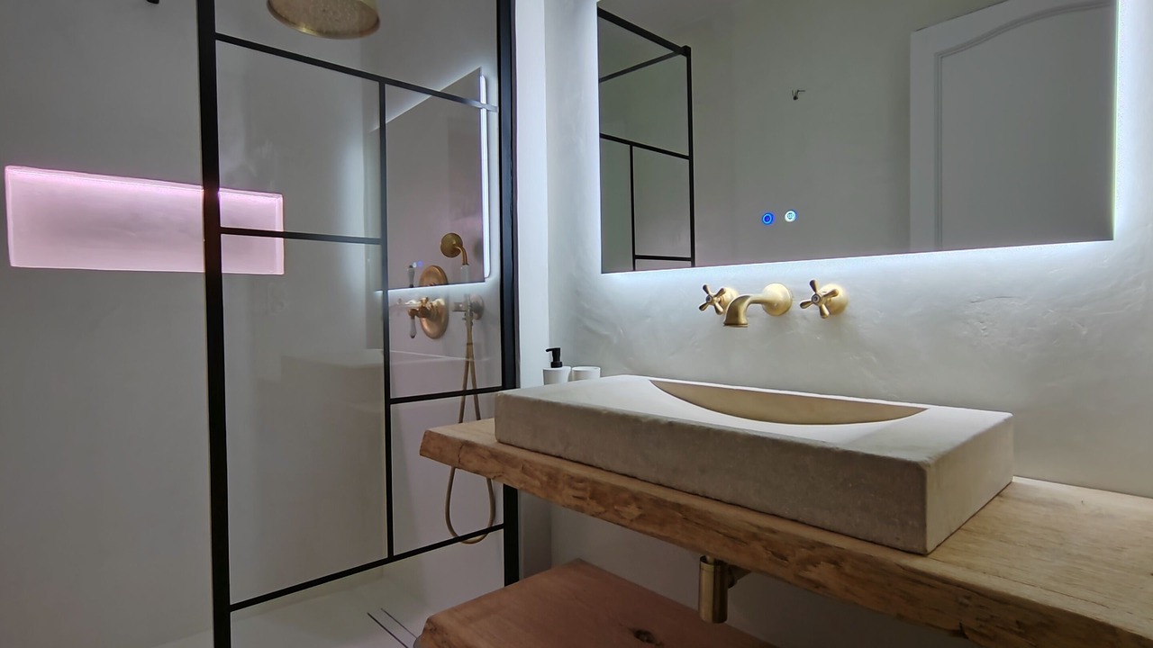 Photo of Bathroom in Saint-Hilaire-d'Ozilhan