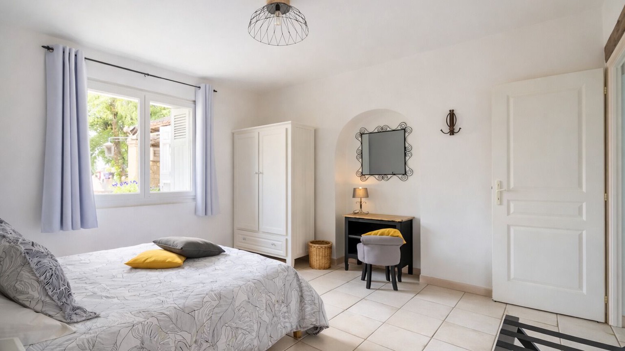 Photo of Bedroom in Saumane-de-Vaucluse