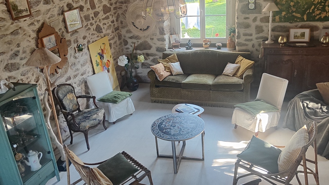 Photo of Livingroom in Saint-Lormel
