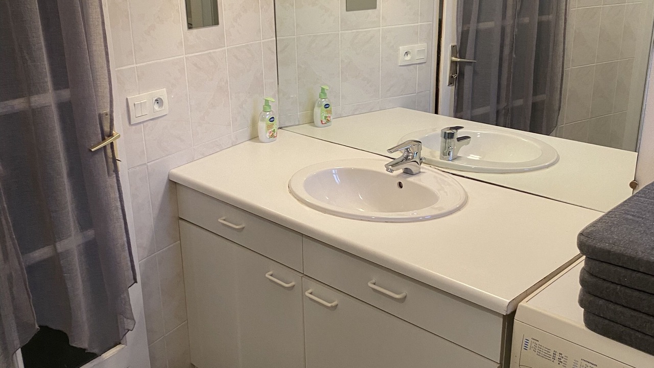 Photo of Bathroom in Louvie Juzon