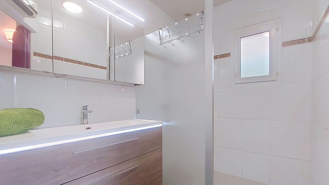 Photo of Bathroom in Tredrez-Locquemeau