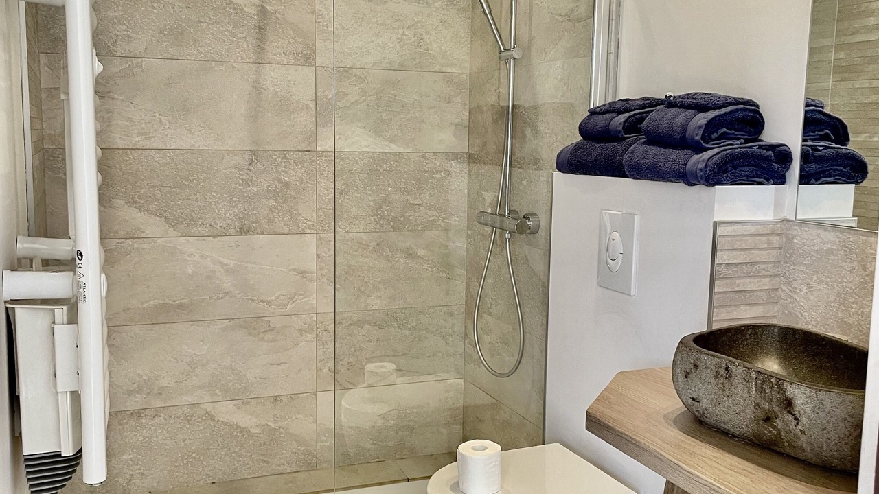 Photo of Bathroom in Treveneuc