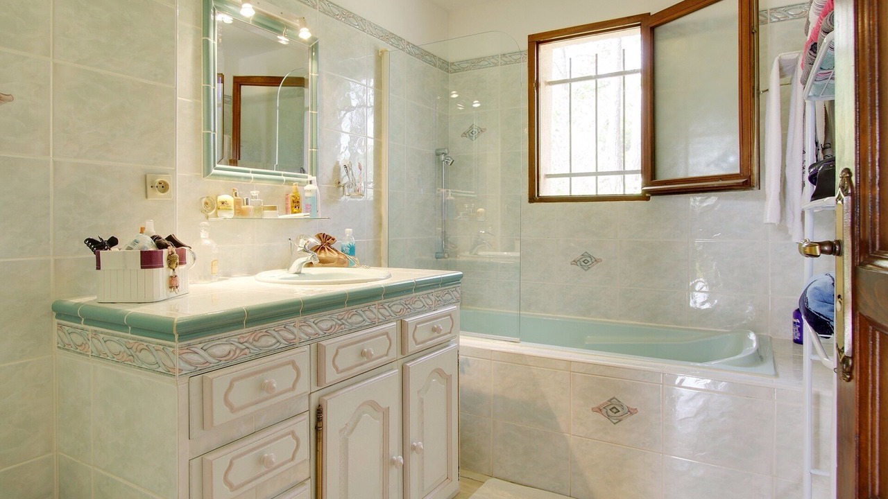 Photo of Bathroom in La Roquebrussanne